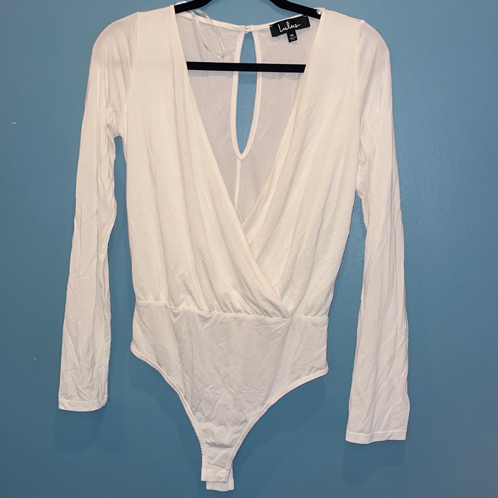 Lulu’s white surplice body suit 💥